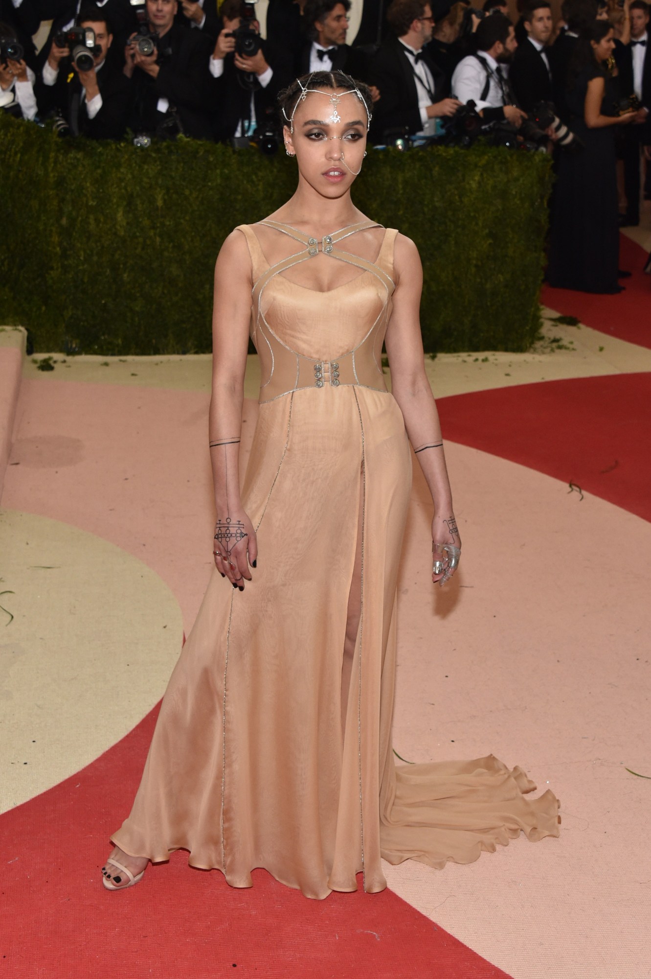 fka twigs posing in a nude gown at the met gala 2016