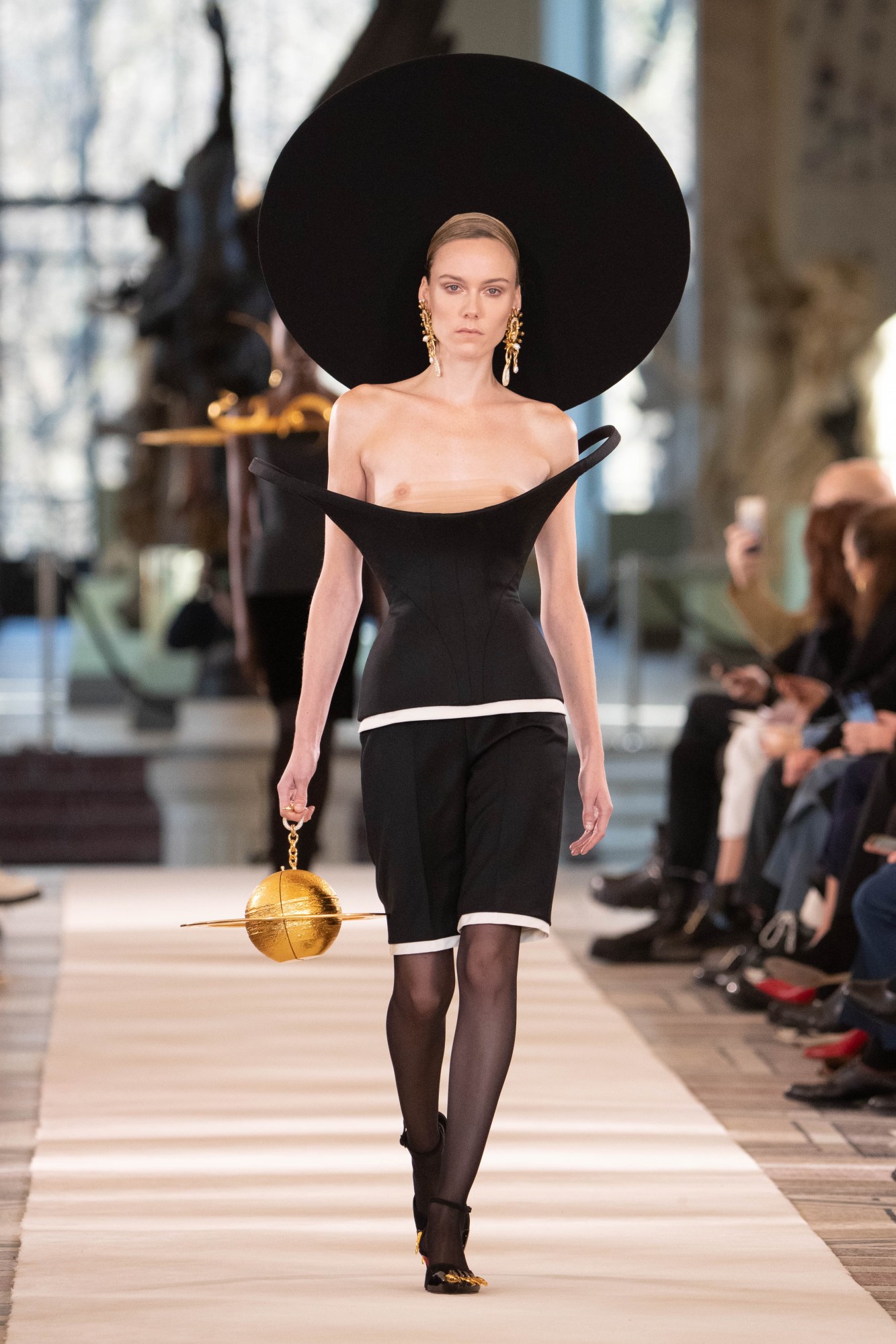 Schiaparelli_HCSS22_Look17.jpg