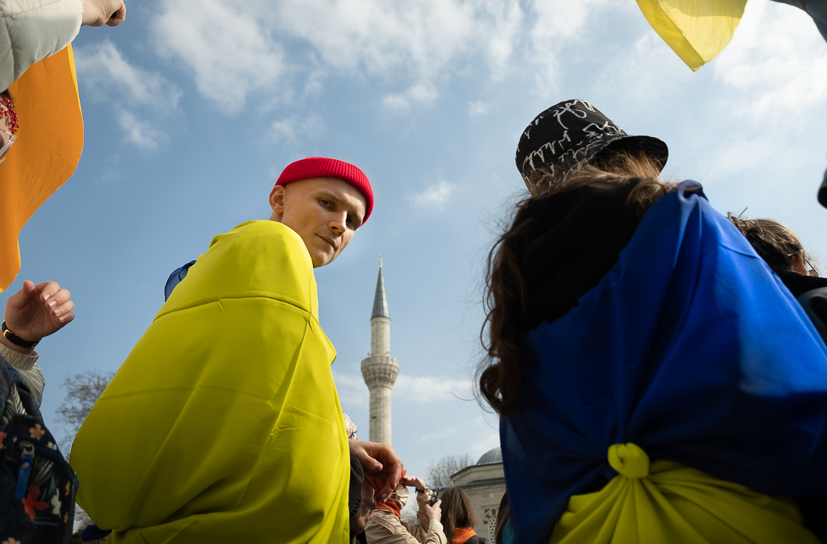 ANTİ-WAR PROTEST İSTANBUL .UKRANİAN BOY .jpg