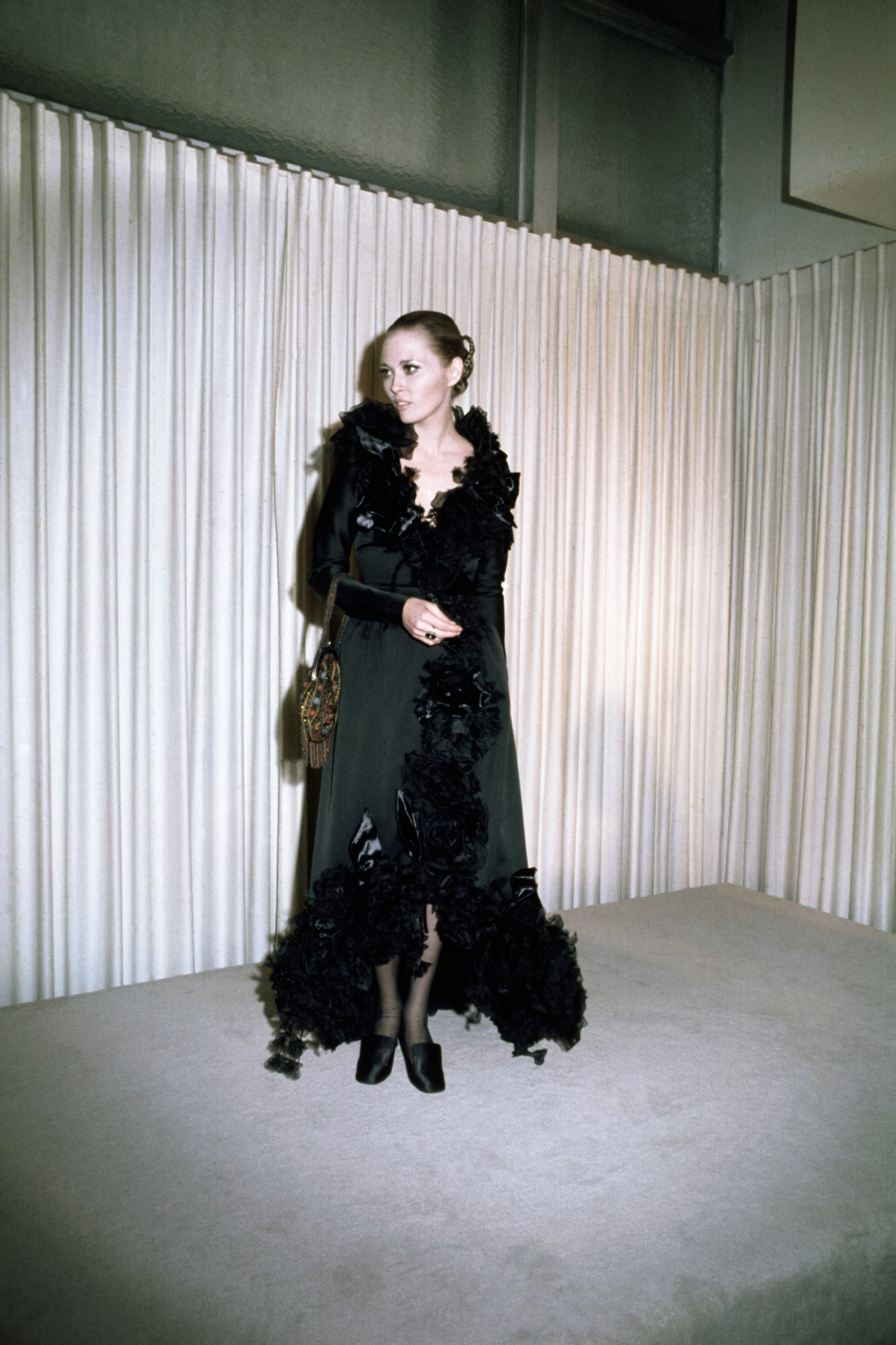 faye dunaway wearing a long black feathered coat at the academy awards 1968