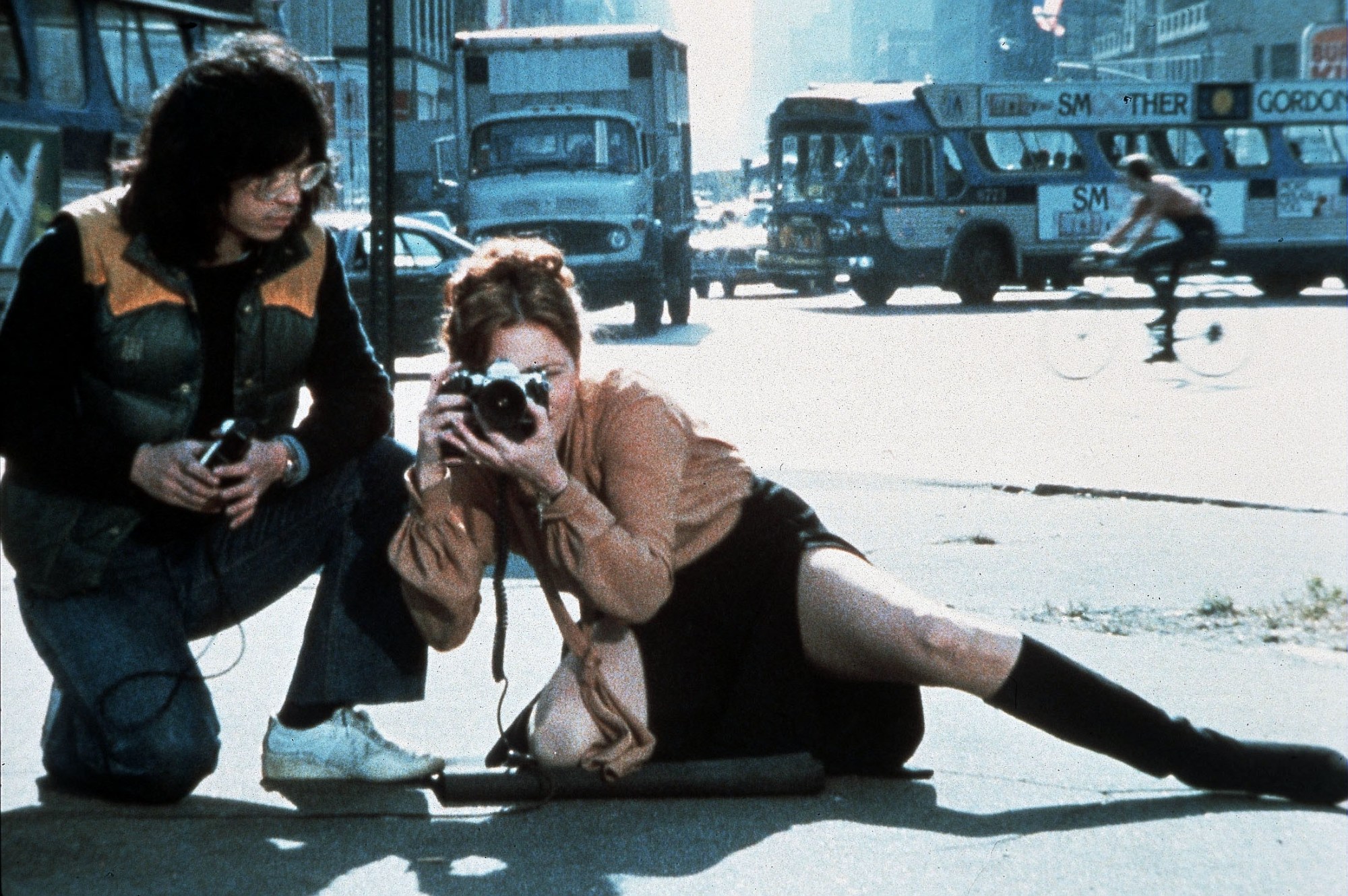 faye dunaway posing with a camera in the street in the movie in eyes of laura mars