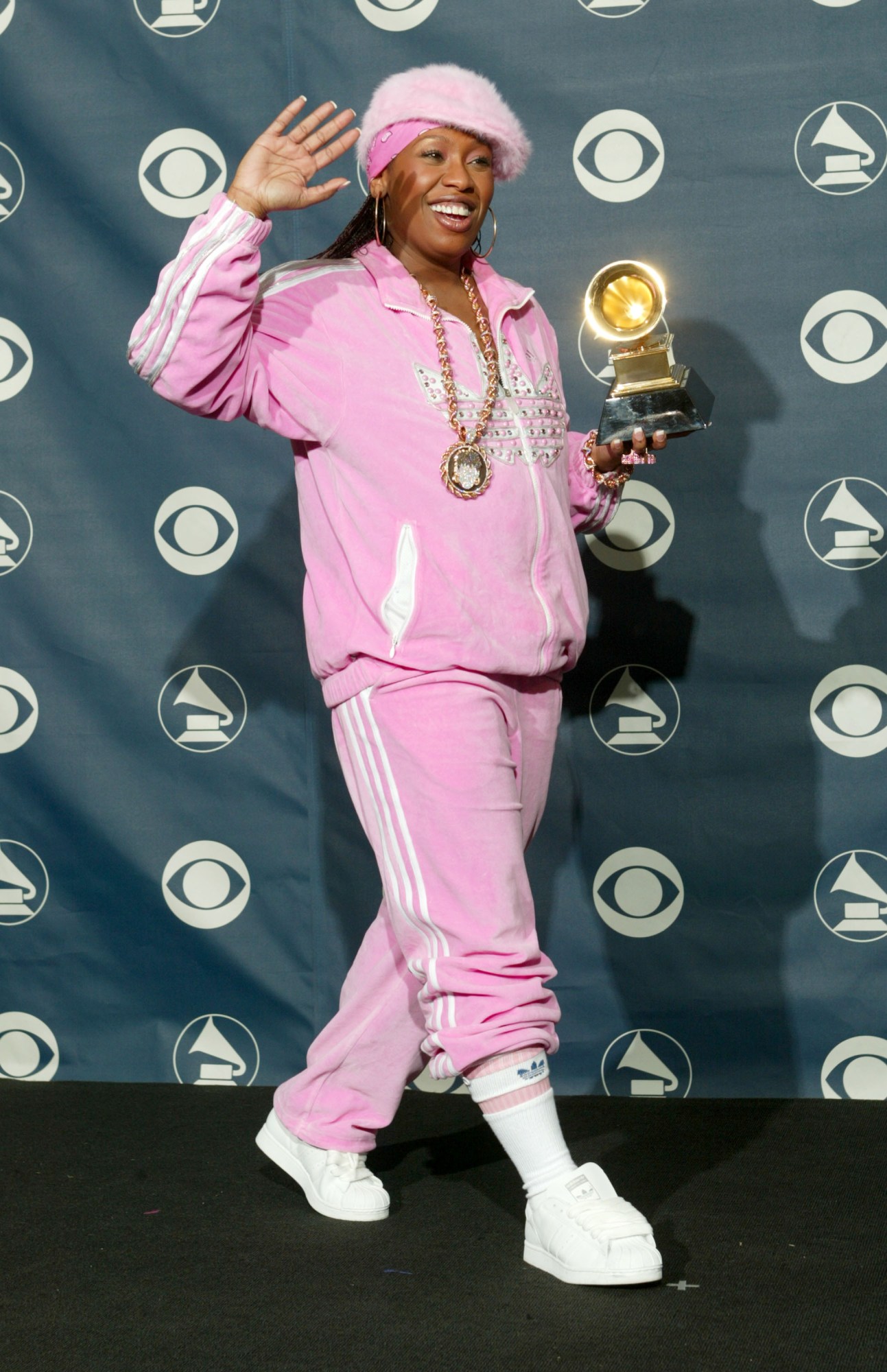 missy elliott posing with her grammy award on the red carpet 2003