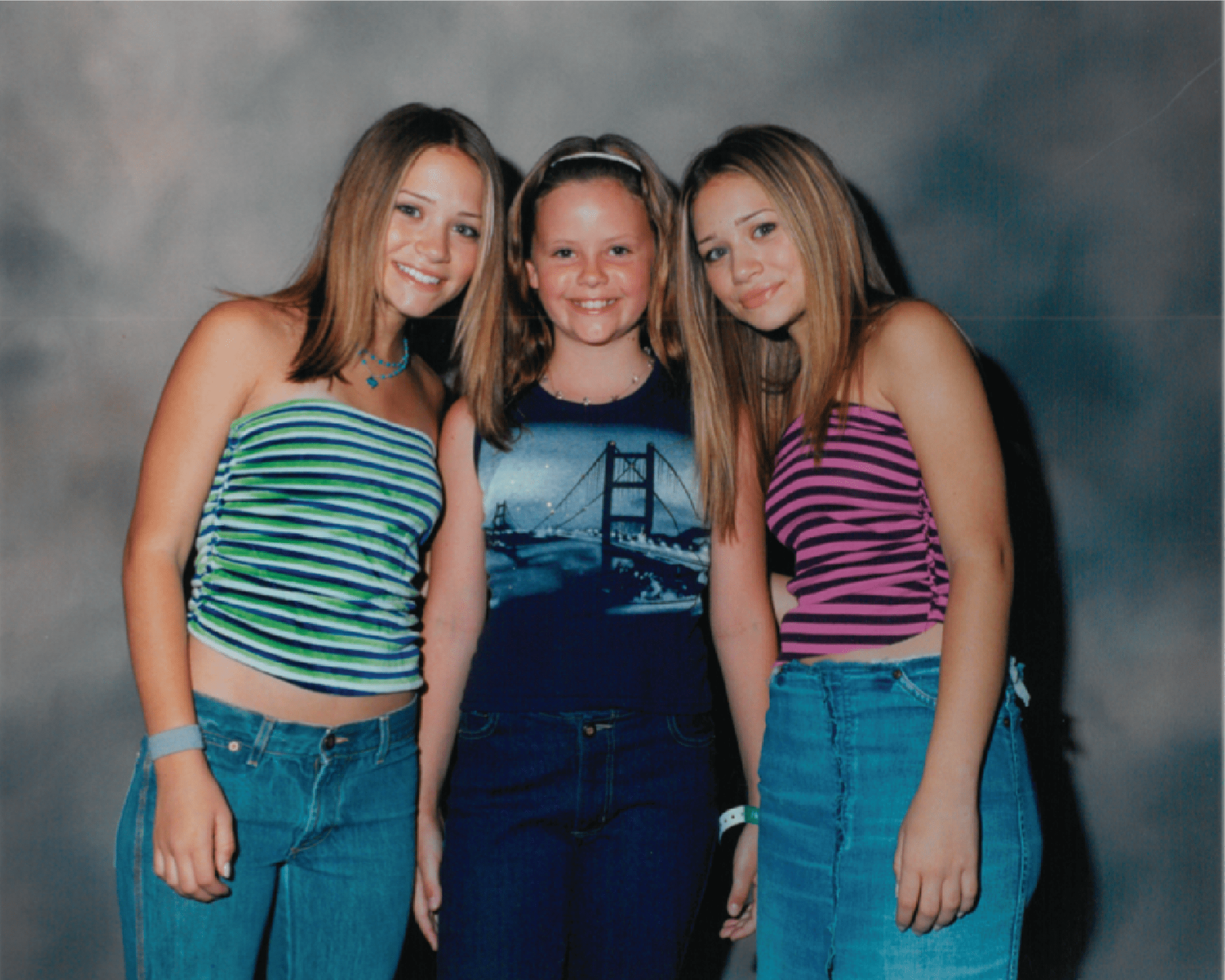 as children, sarah ramos, mary kate and ashley olsen pose for a picture