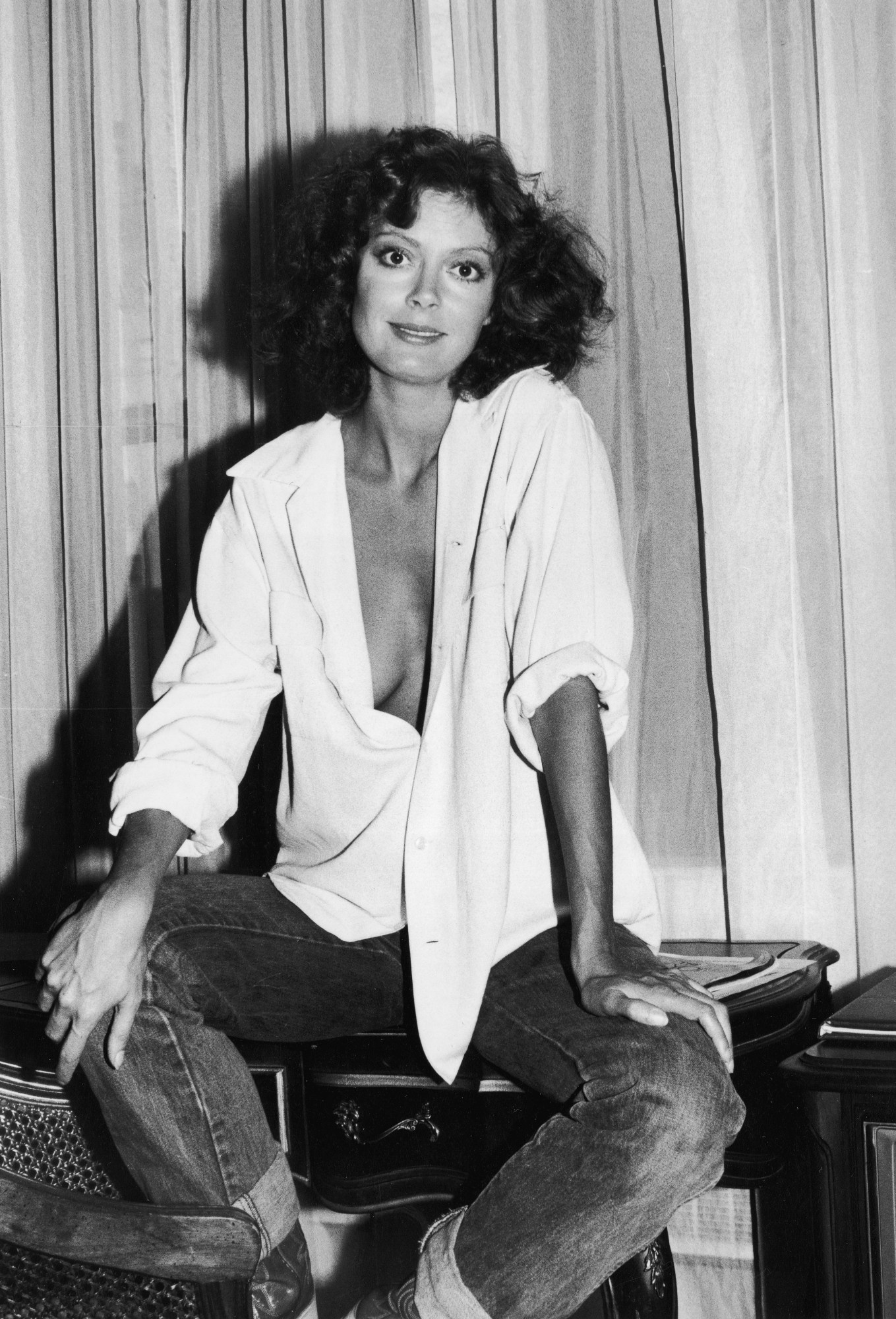 susan sarandon posing in new york city in a white button up shirt and jeans in 1978