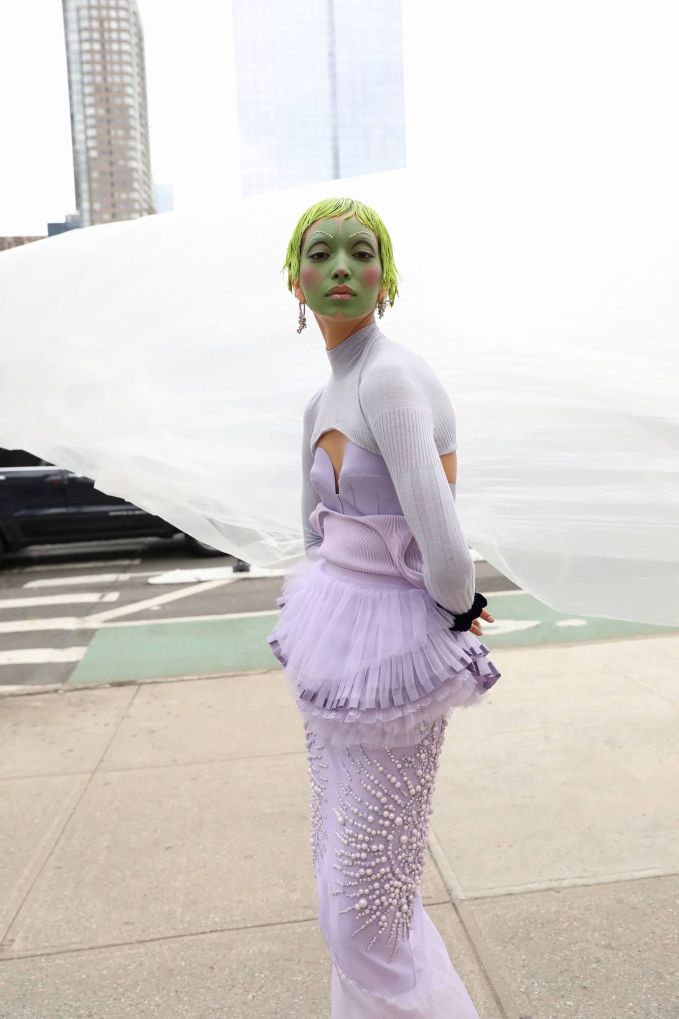 Sara Esparza with green face makeup and hair posing in nyc by Dorian Ulises López Macías