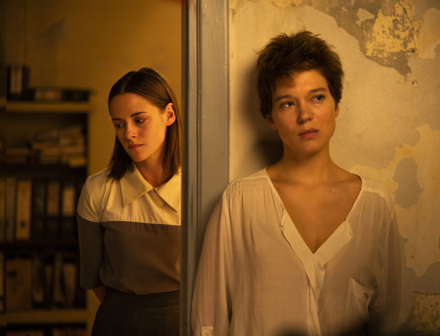 kristen stewart and lea seydoux in crimes of the future