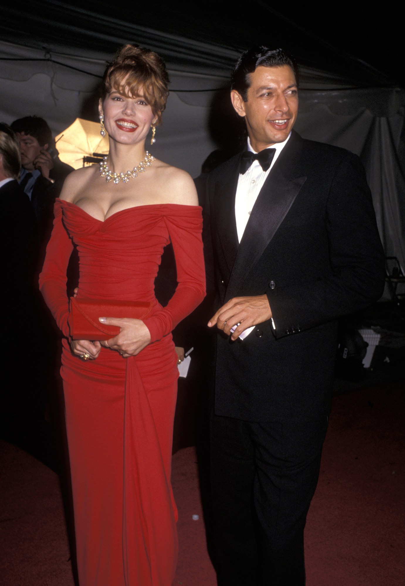 geena davis and jeff goldblum posing on the red carpet at the academy awards 1990