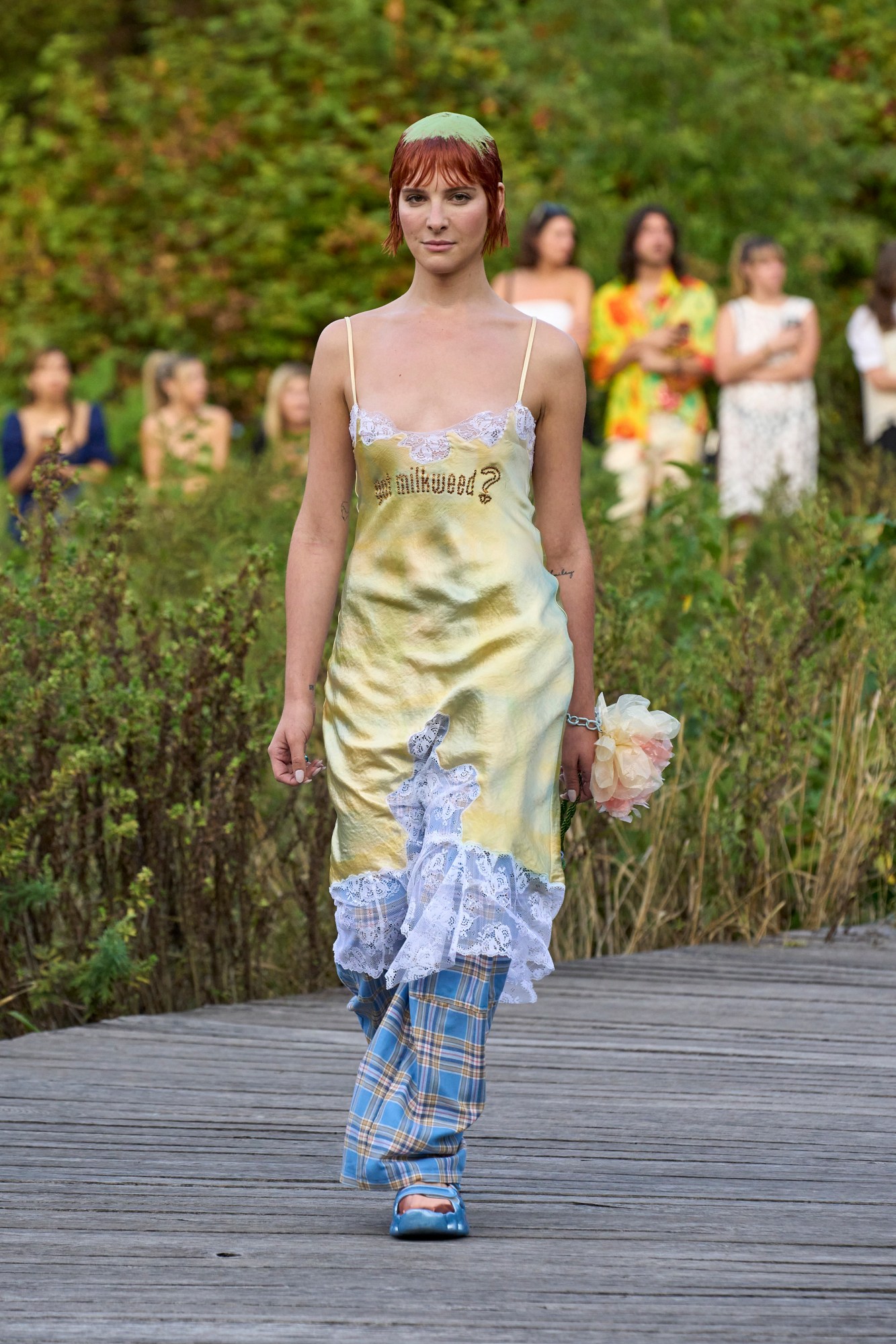 A model walking the Collina Strada SS23 show.