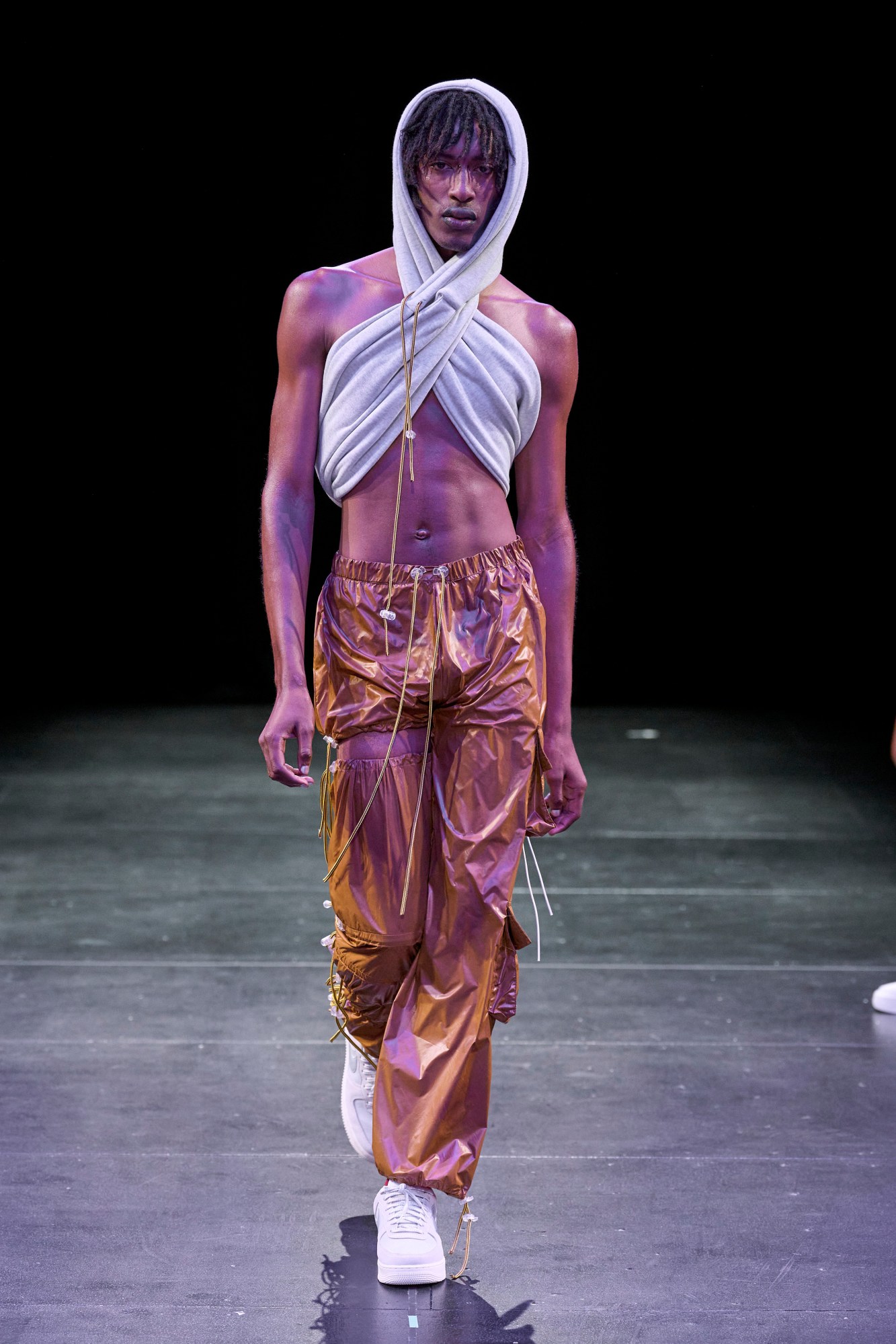 A model walking the runway at No Sesso SS23 show.