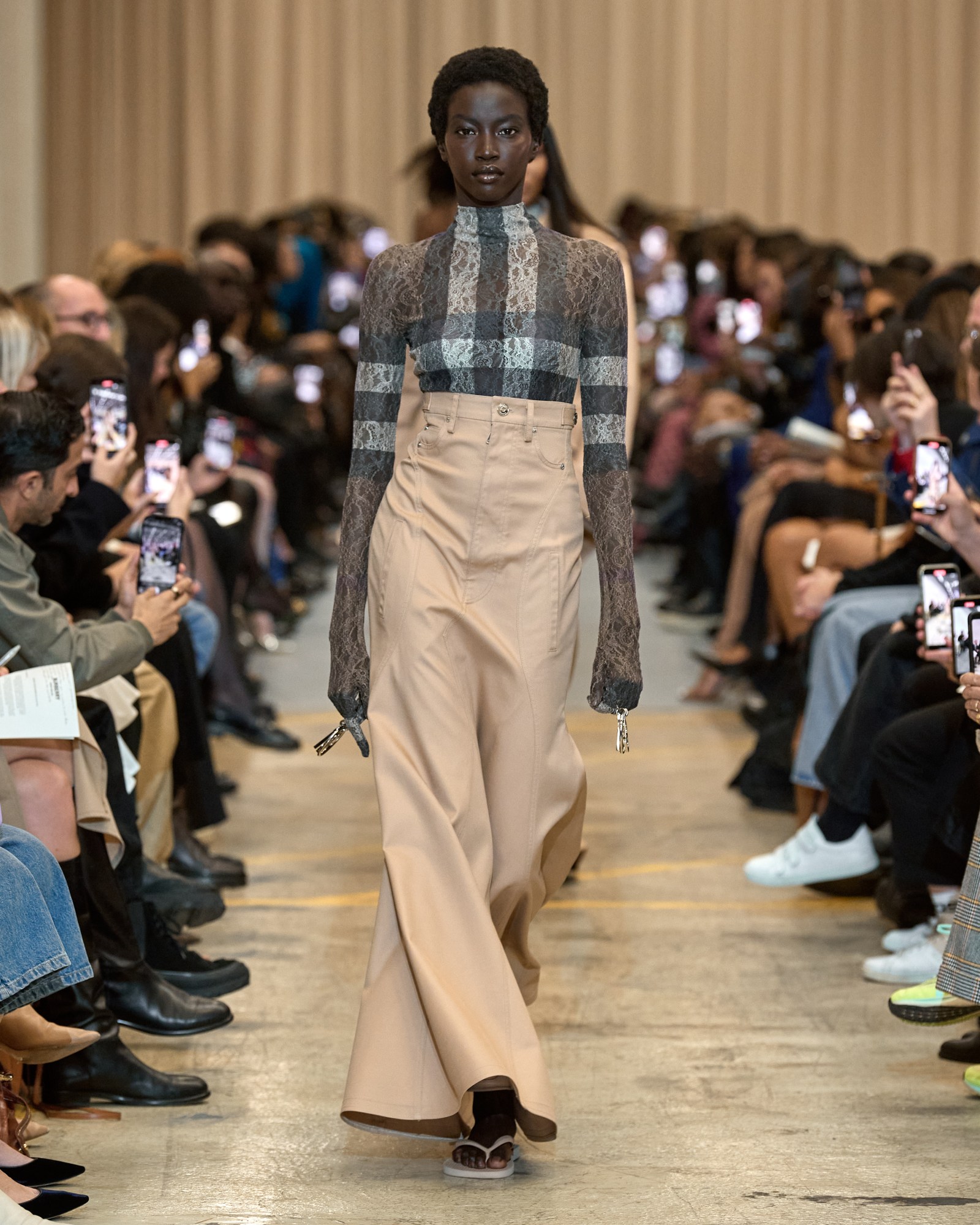 Burberry Spring_Summer 2023 Collection - Look 1.jpg