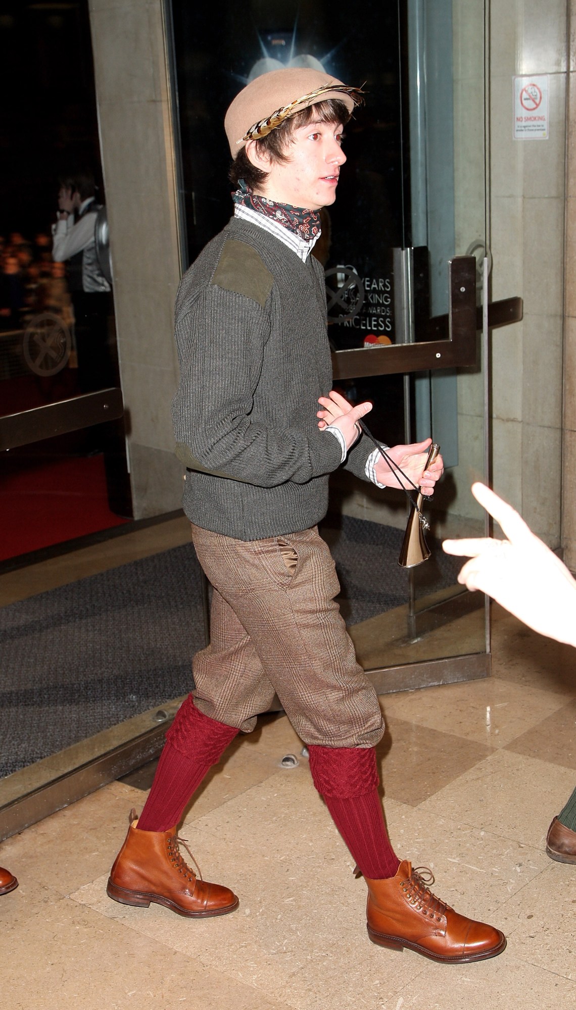 alex in a shepherd's hat and cravat at the 2008 brit awards