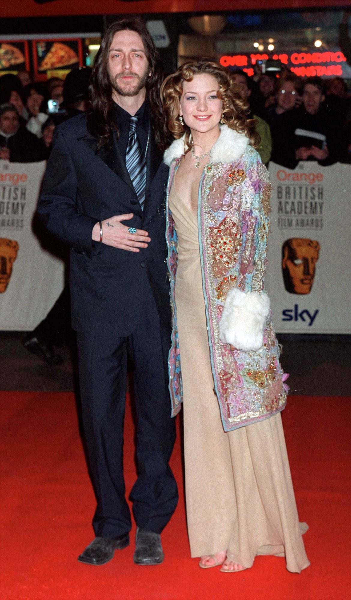 kate hudson on the red carpet with her boyfriend in a penny lane coat 2001