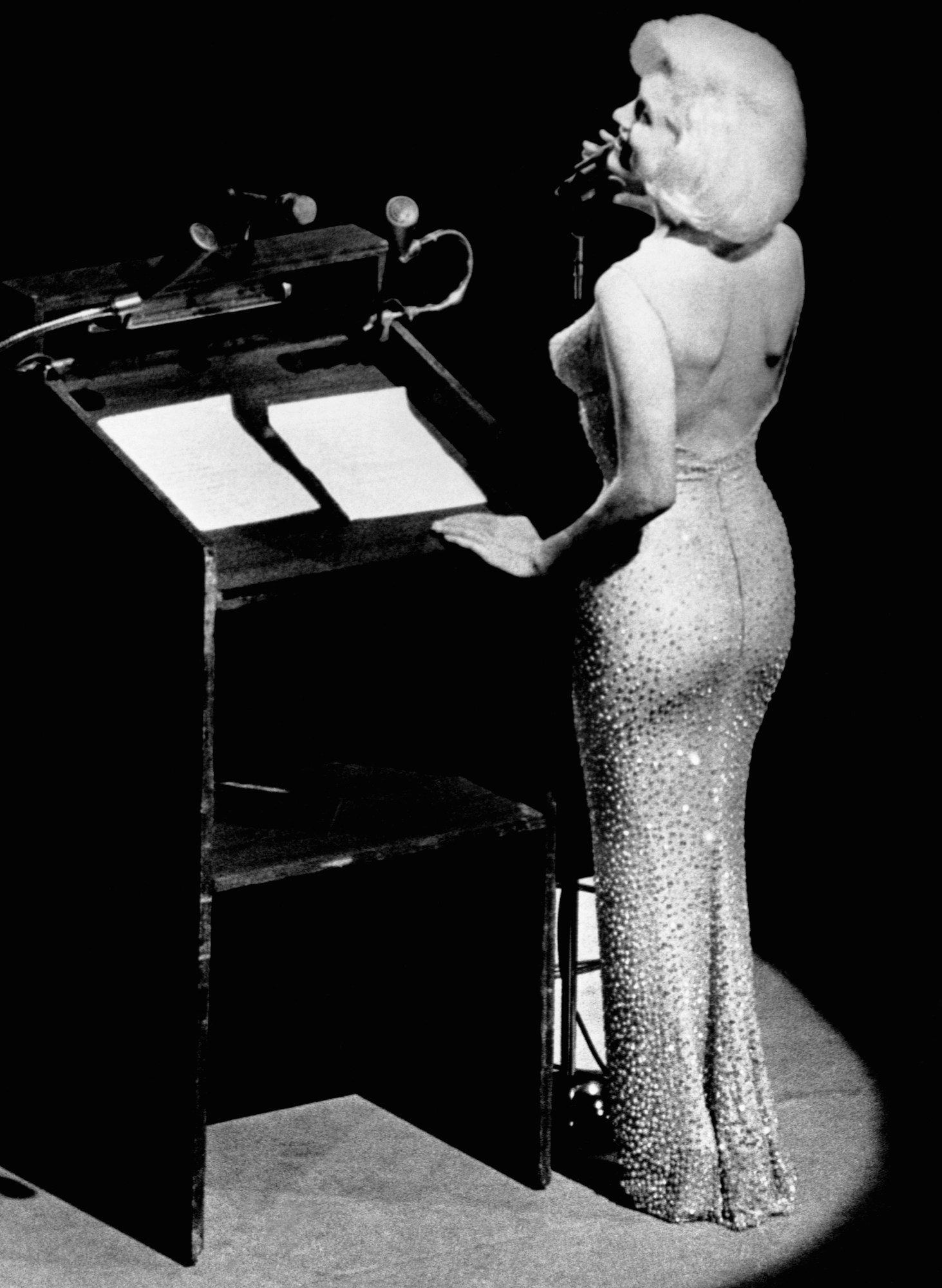 marilyn monroe singing to jfk in a sheer sequin naked dress at his msg birthday party 1962