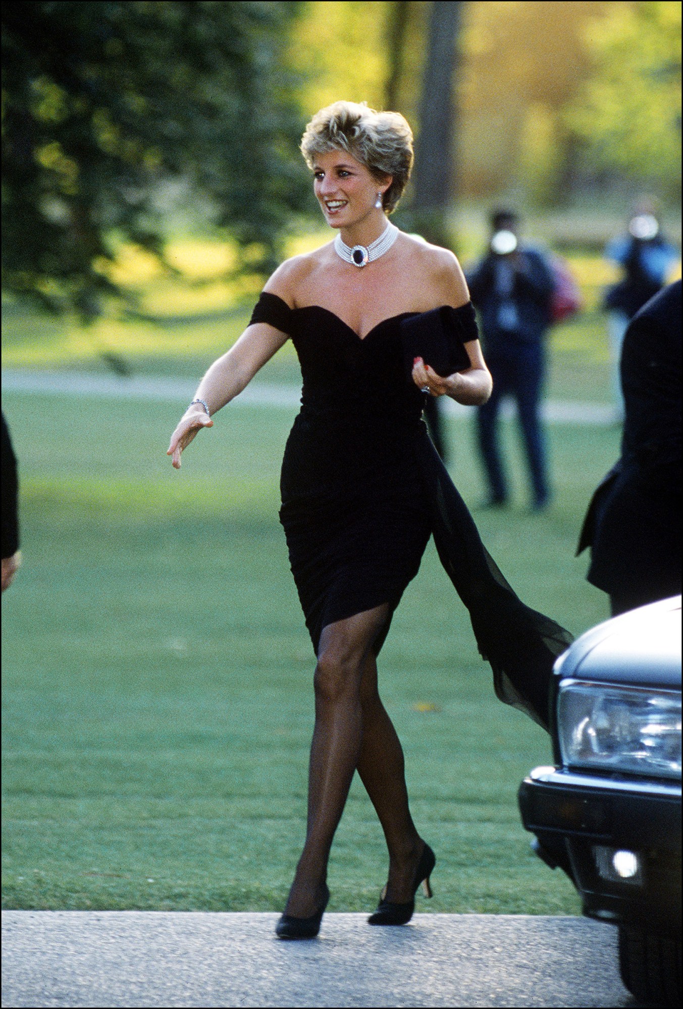 princess diana walking in a black revenge dress 1994