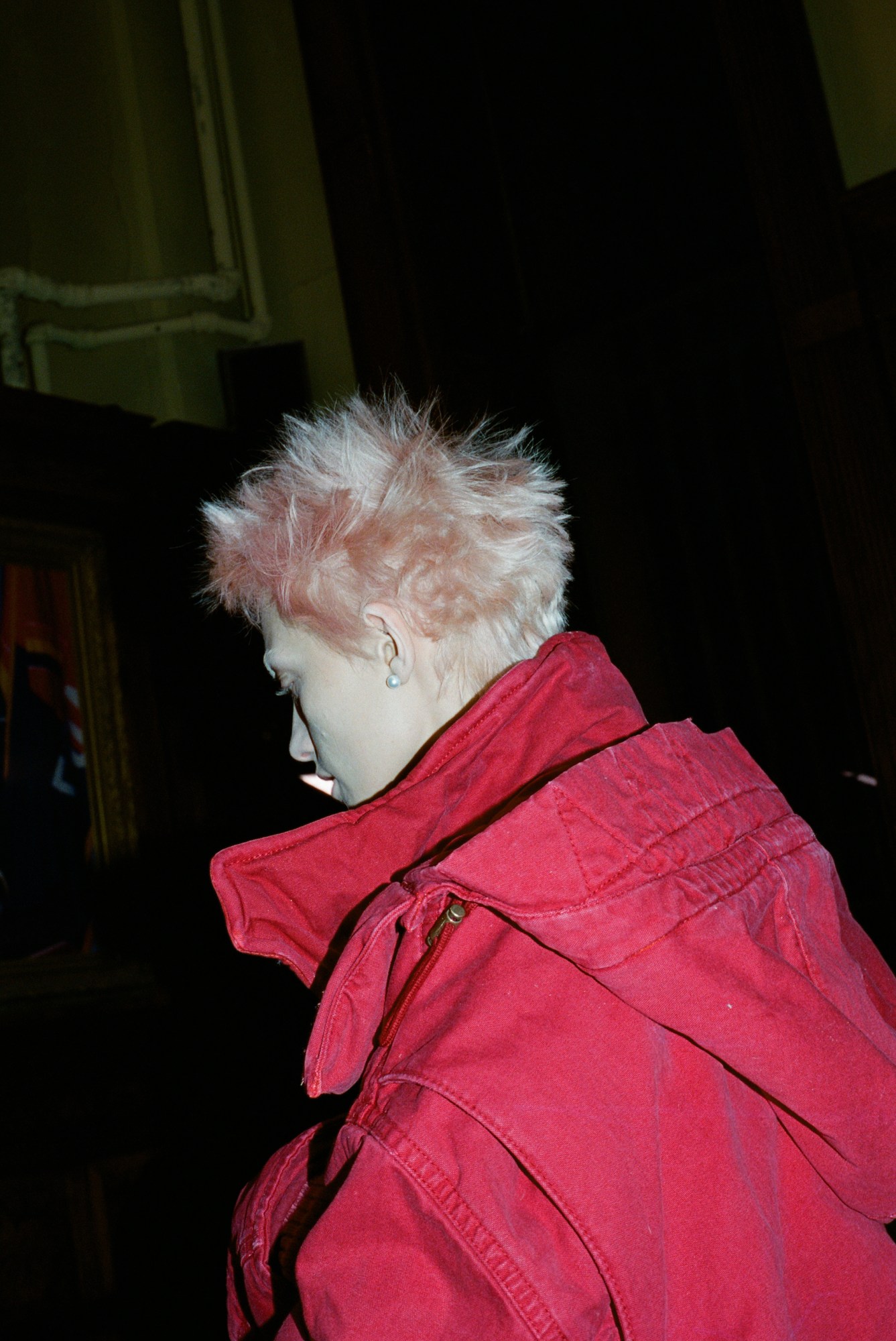 pink haired model in pink coat backstage at marc jacobs aw23