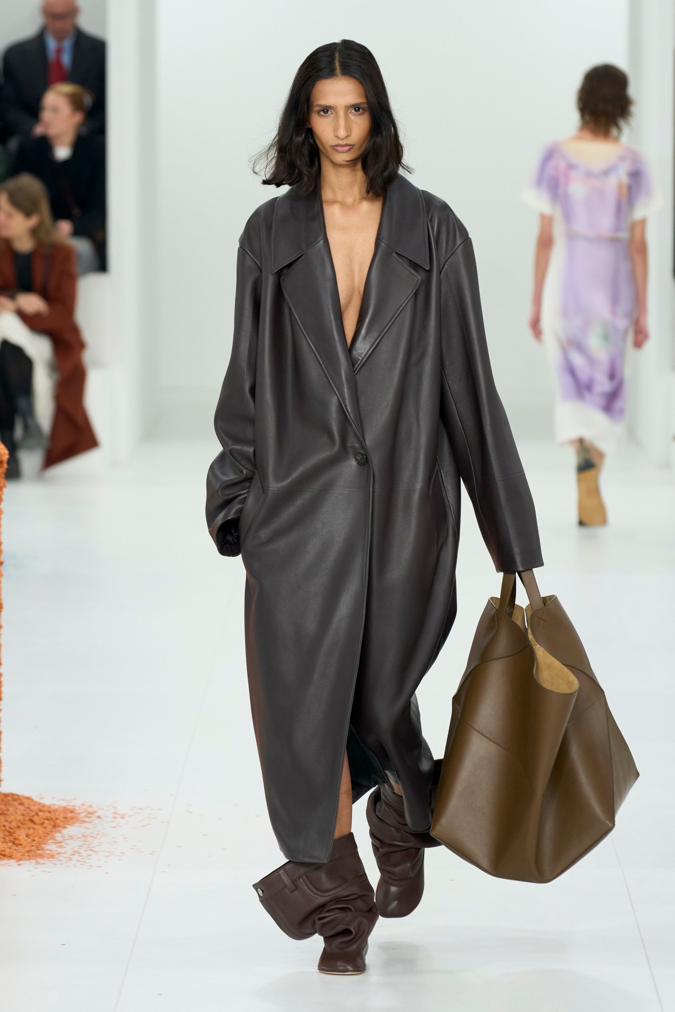 model walking for loewe aw23