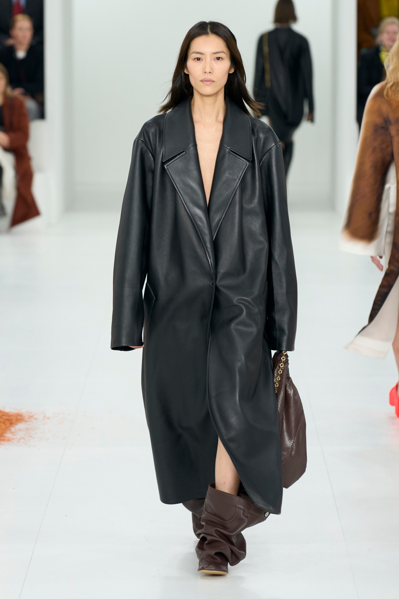 model walking for loewe aw23