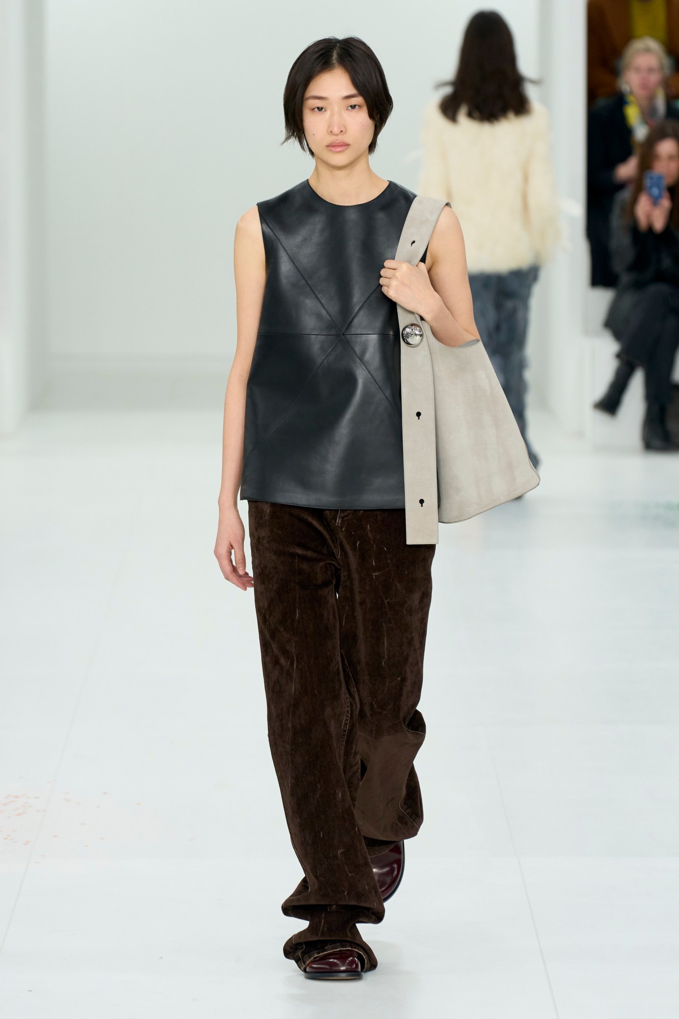 model walking for loewe aw23