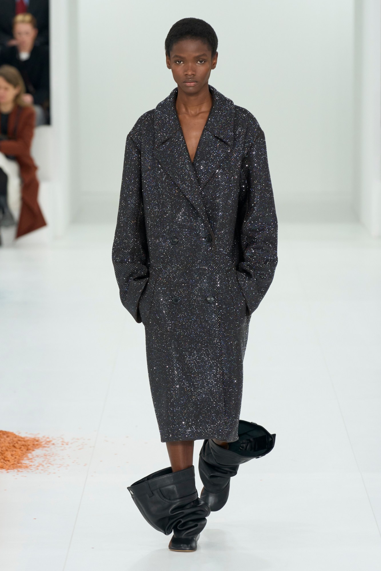 model walking for loewe aw23