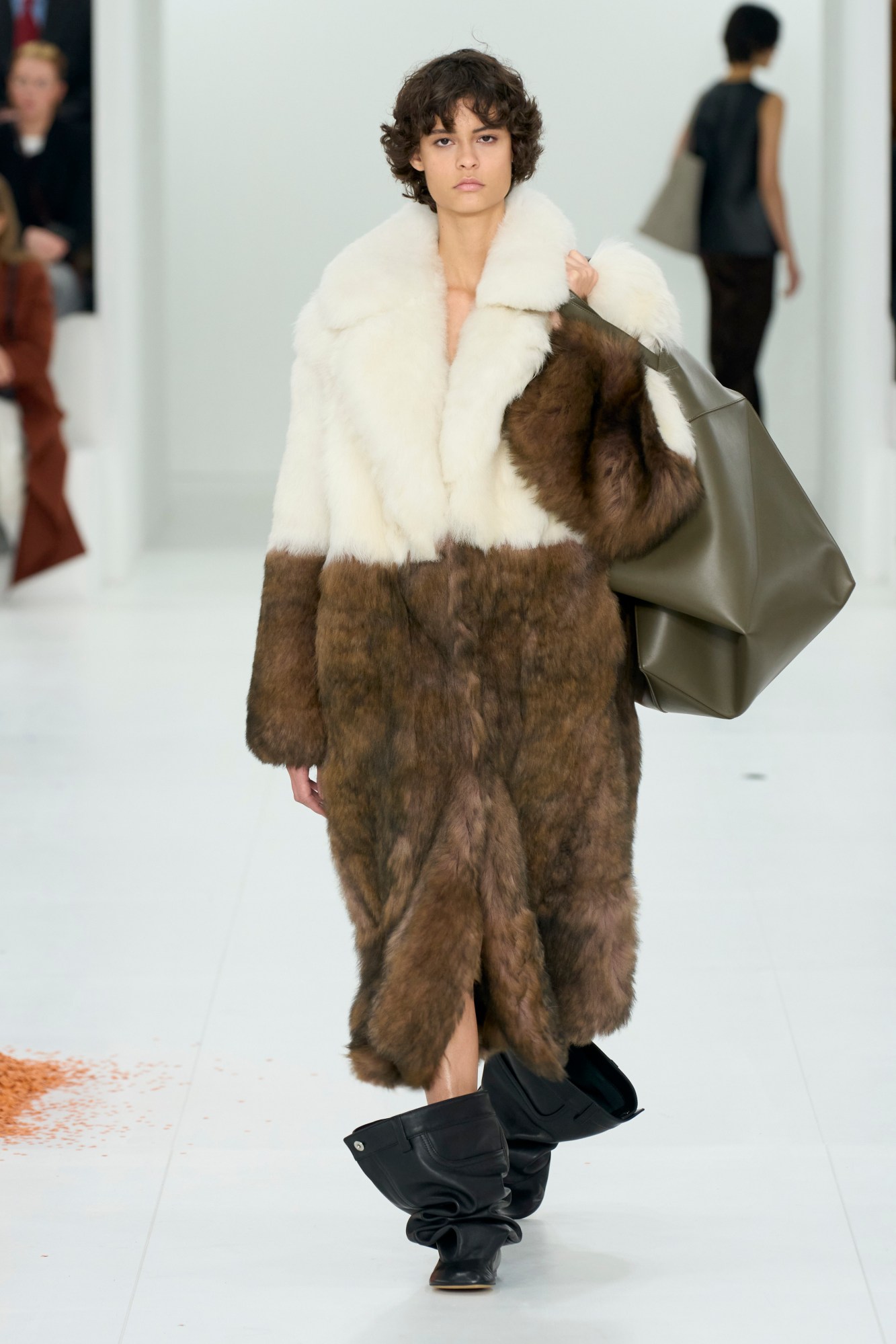 model walking for loewe aw23