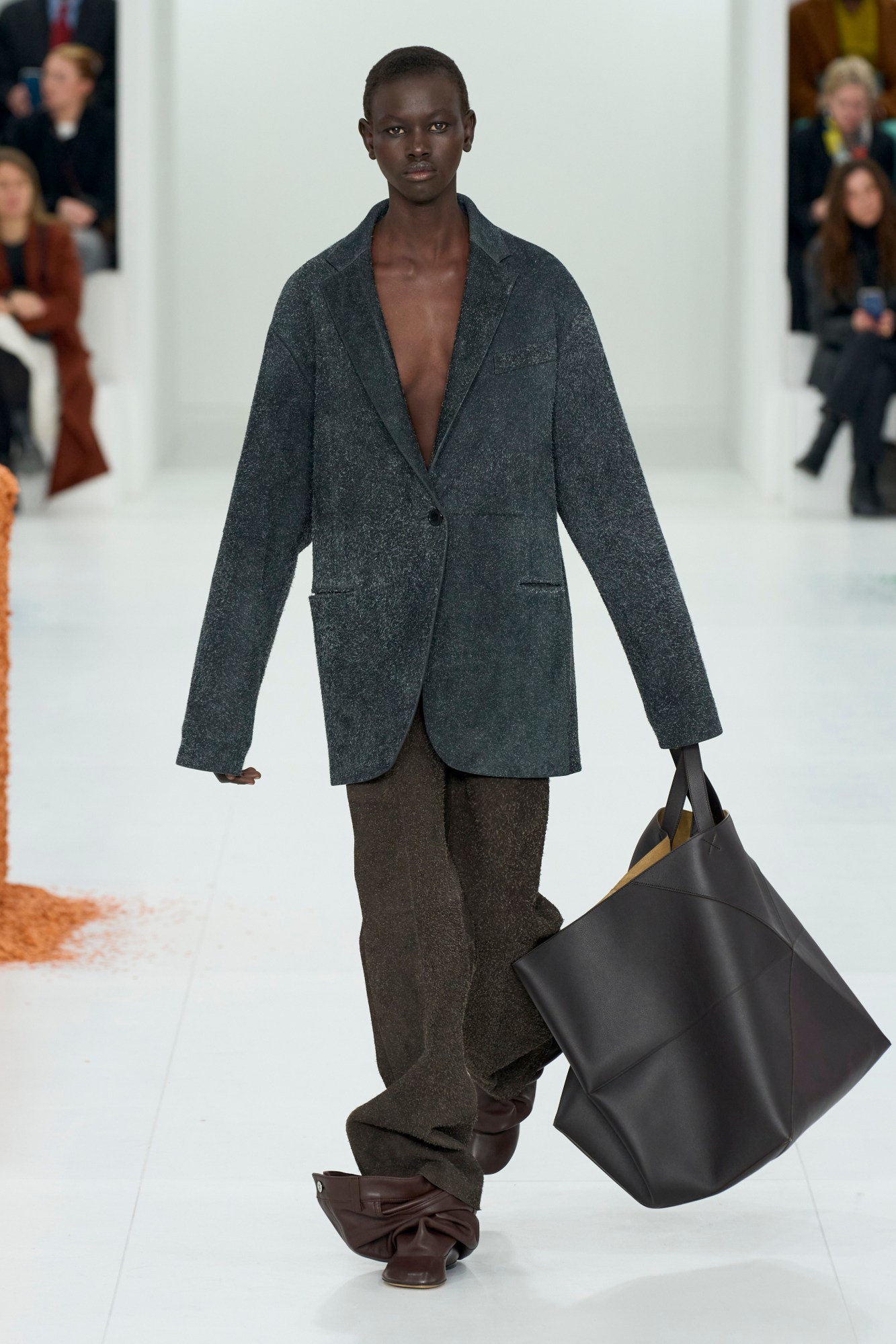 model walking for loewe aw23