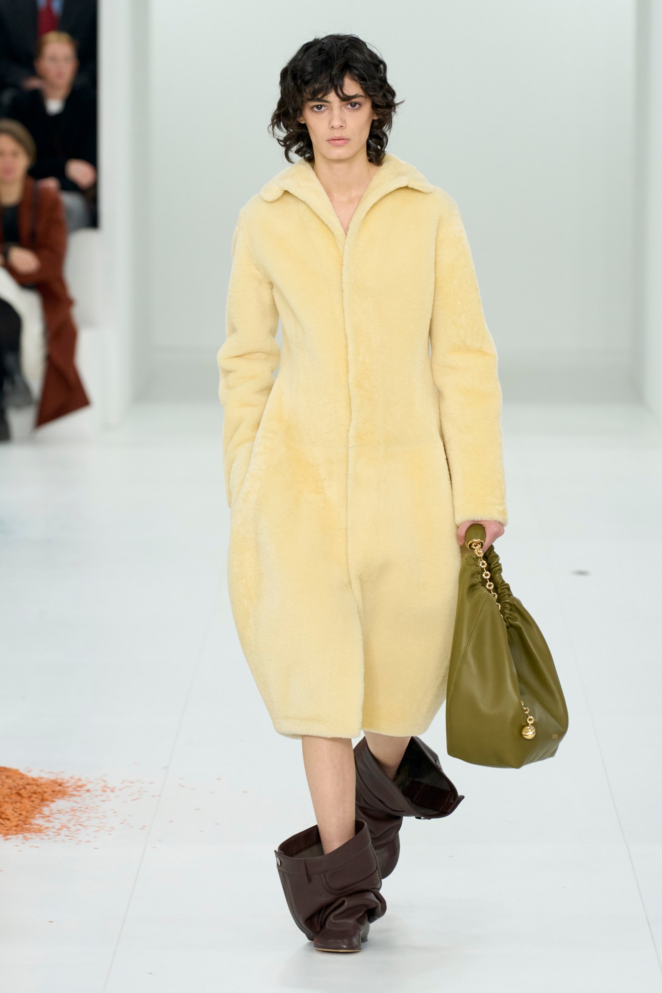 model walking for loewe aw23