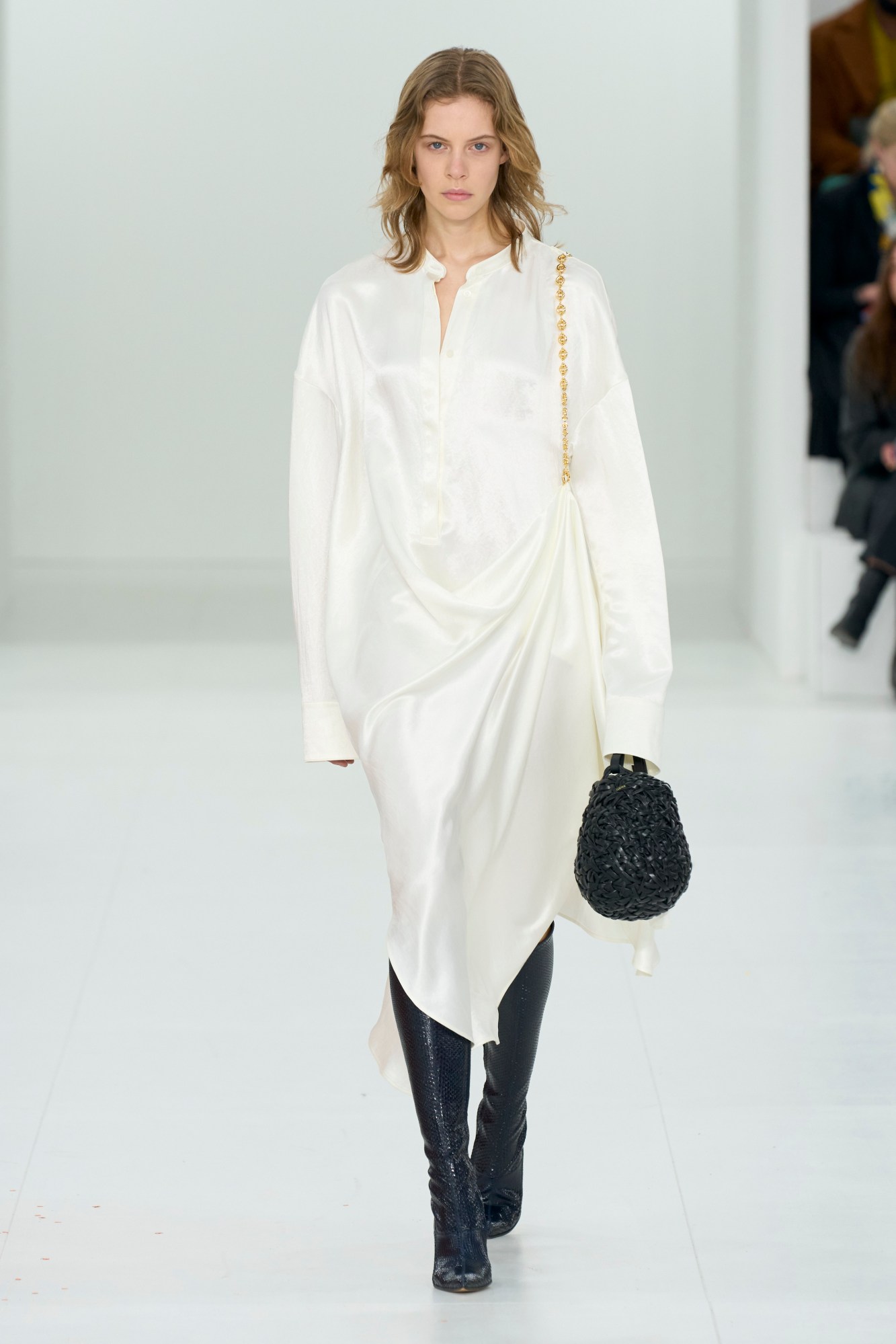 model walking for loewe aw23