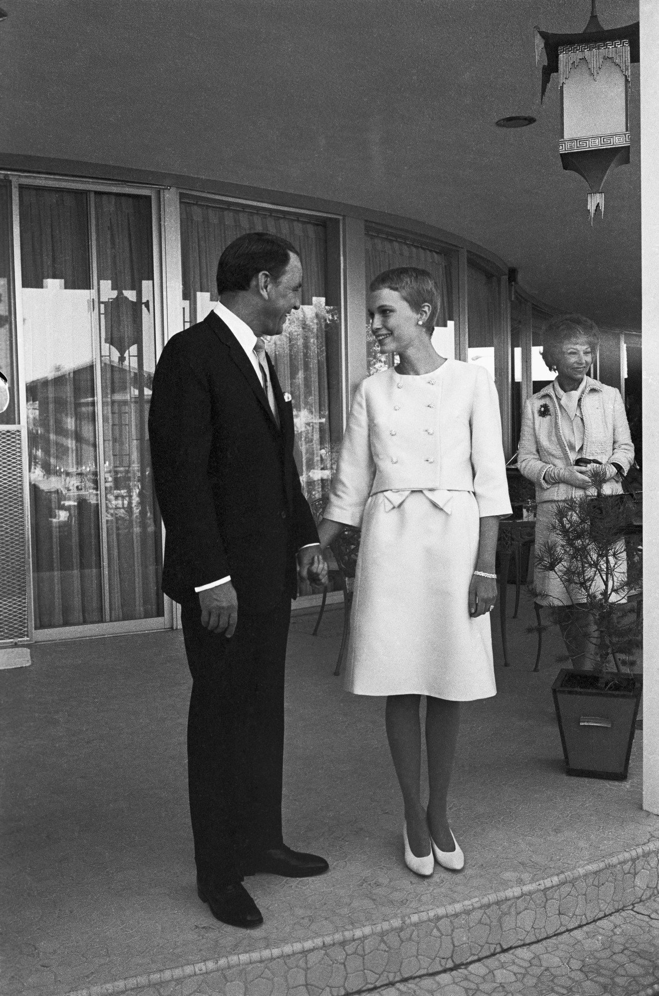 mia farrow and frank sinatra standing on the stairs at their wedding in las vegas 1966