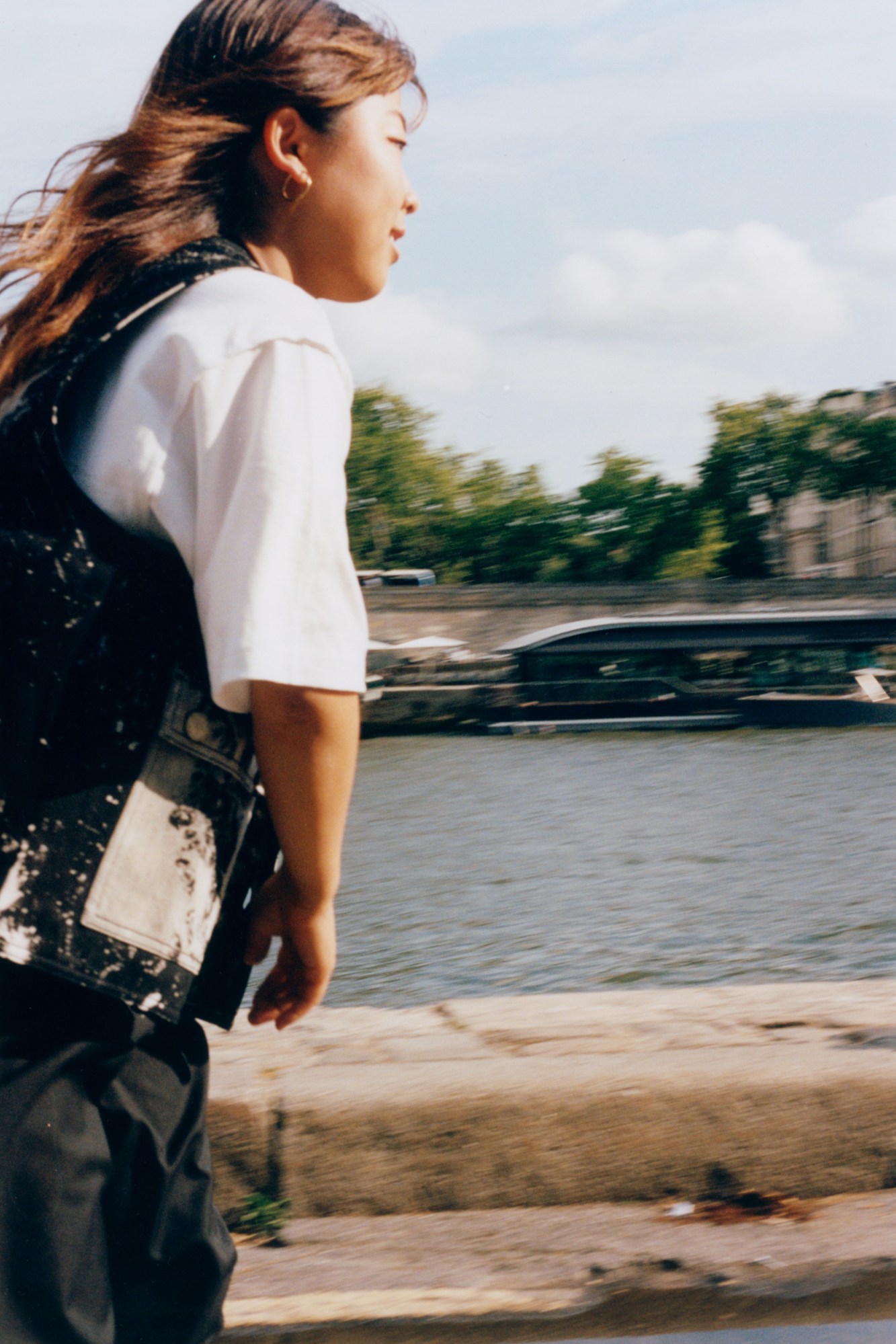 mami tezuka skateboarding alongside the seine in paris