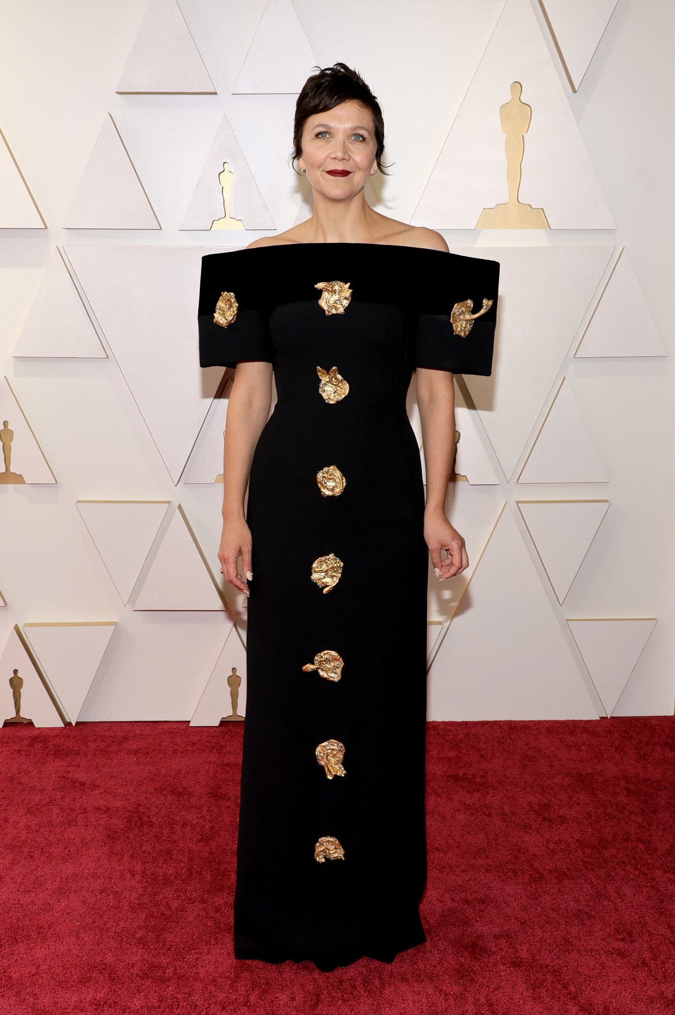 Maggie Gyllenhaal wearing a Schiaparelli gown at the Academy Awards in 2022.