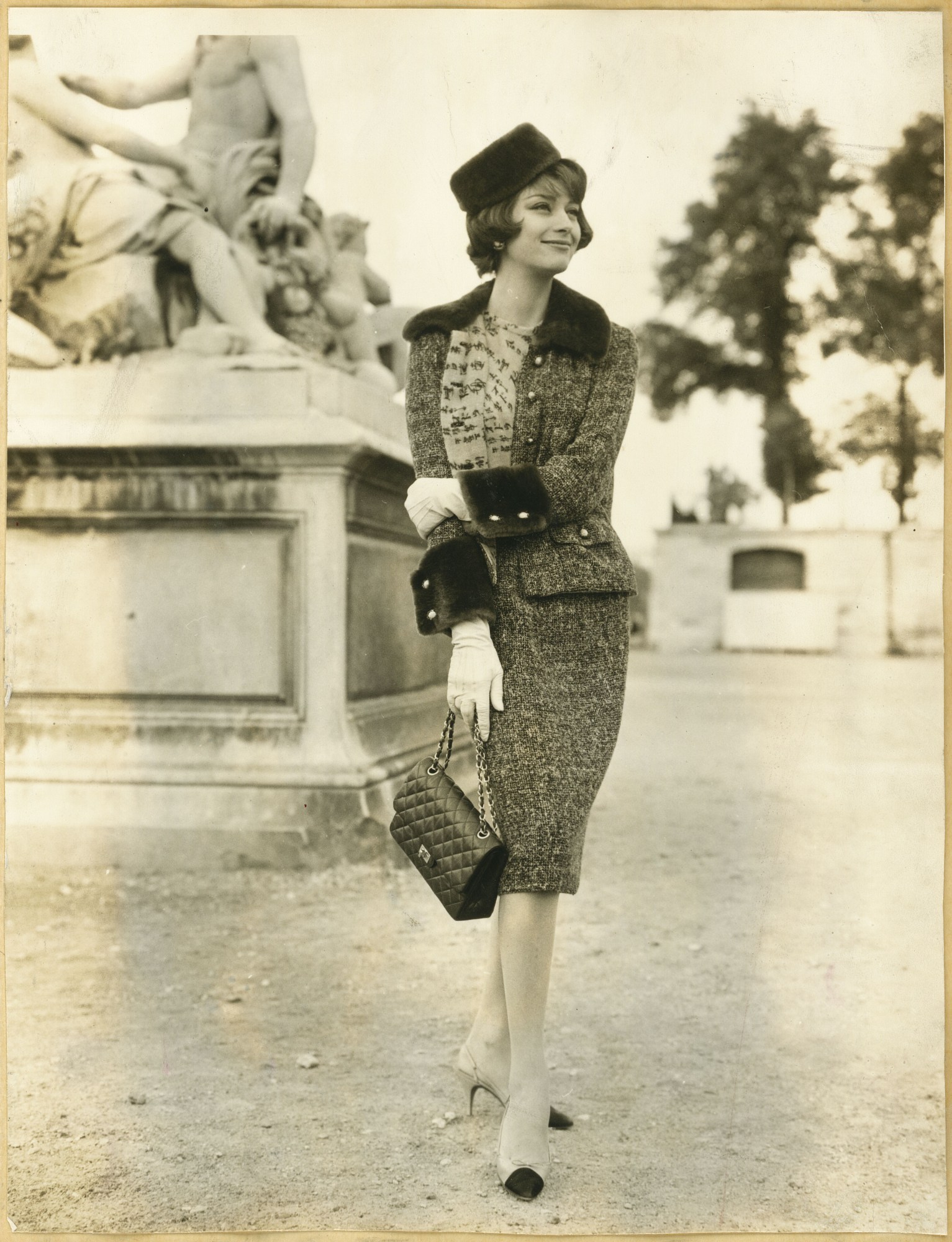 Marie-Hélène Arnaud in a tweed suit from Chanel’s AutumnWinter 1959 collection and Chanel shoes, carrying the 2.55 Chanel handbag © CHANEL.jpg