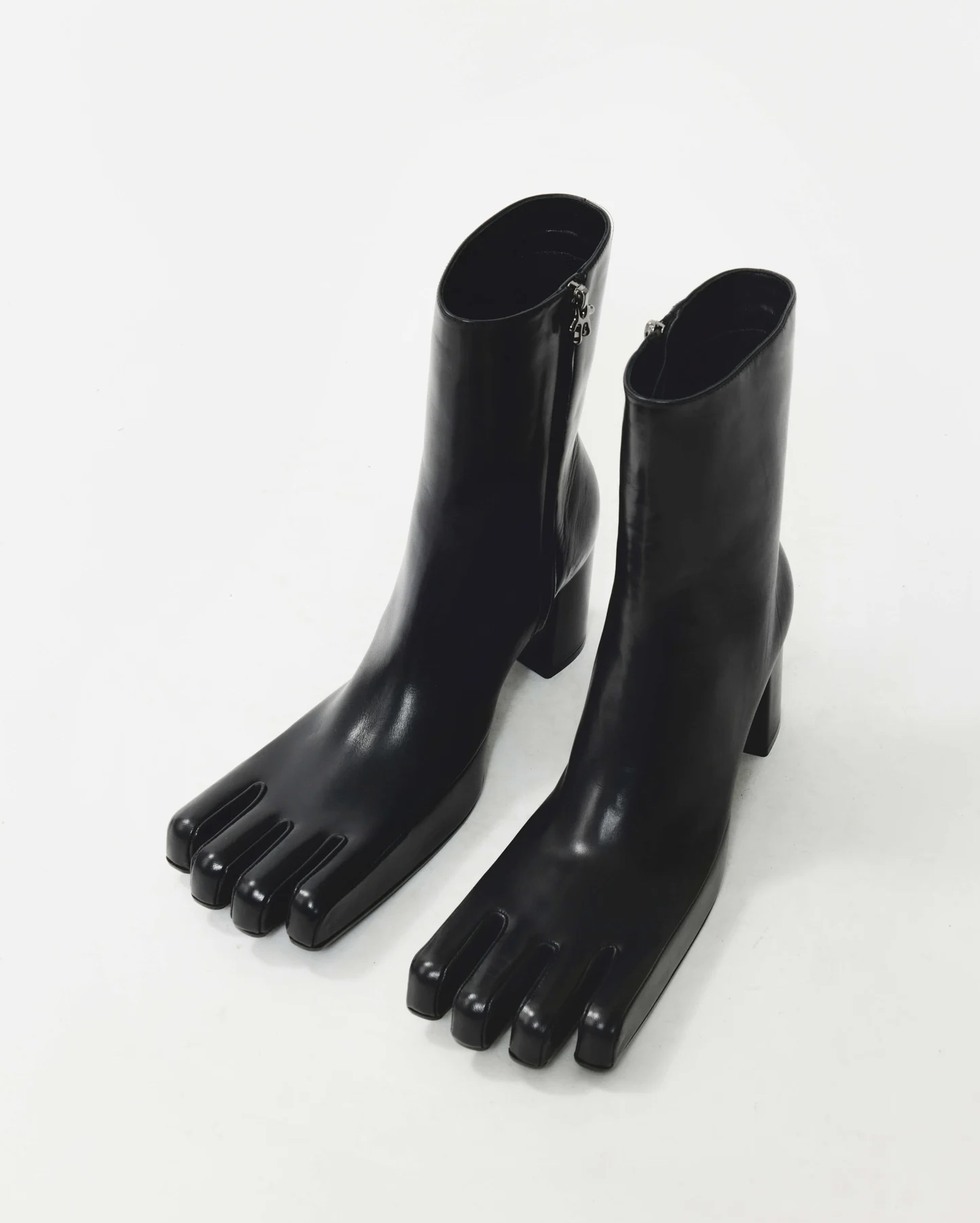 AVAVAV's black boots with "finger" toes